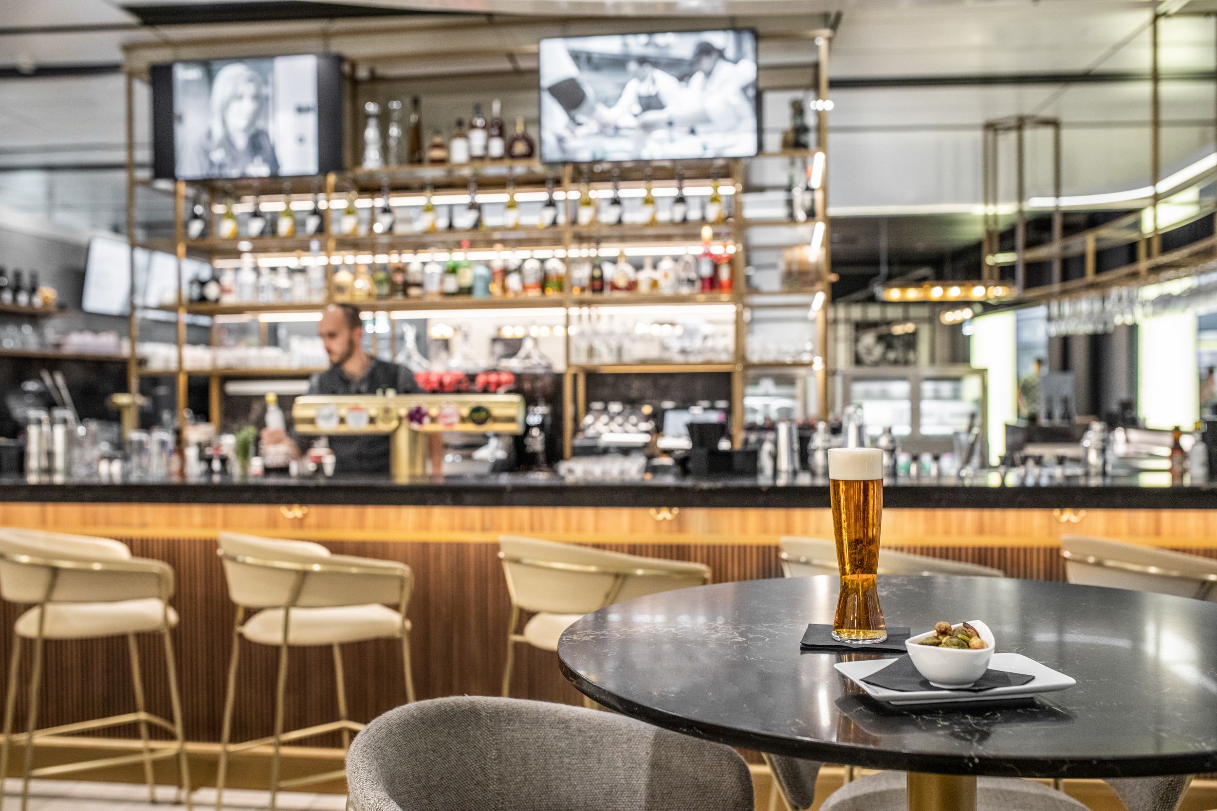 Wolfgang Puck Kitchen, bár pincérrel