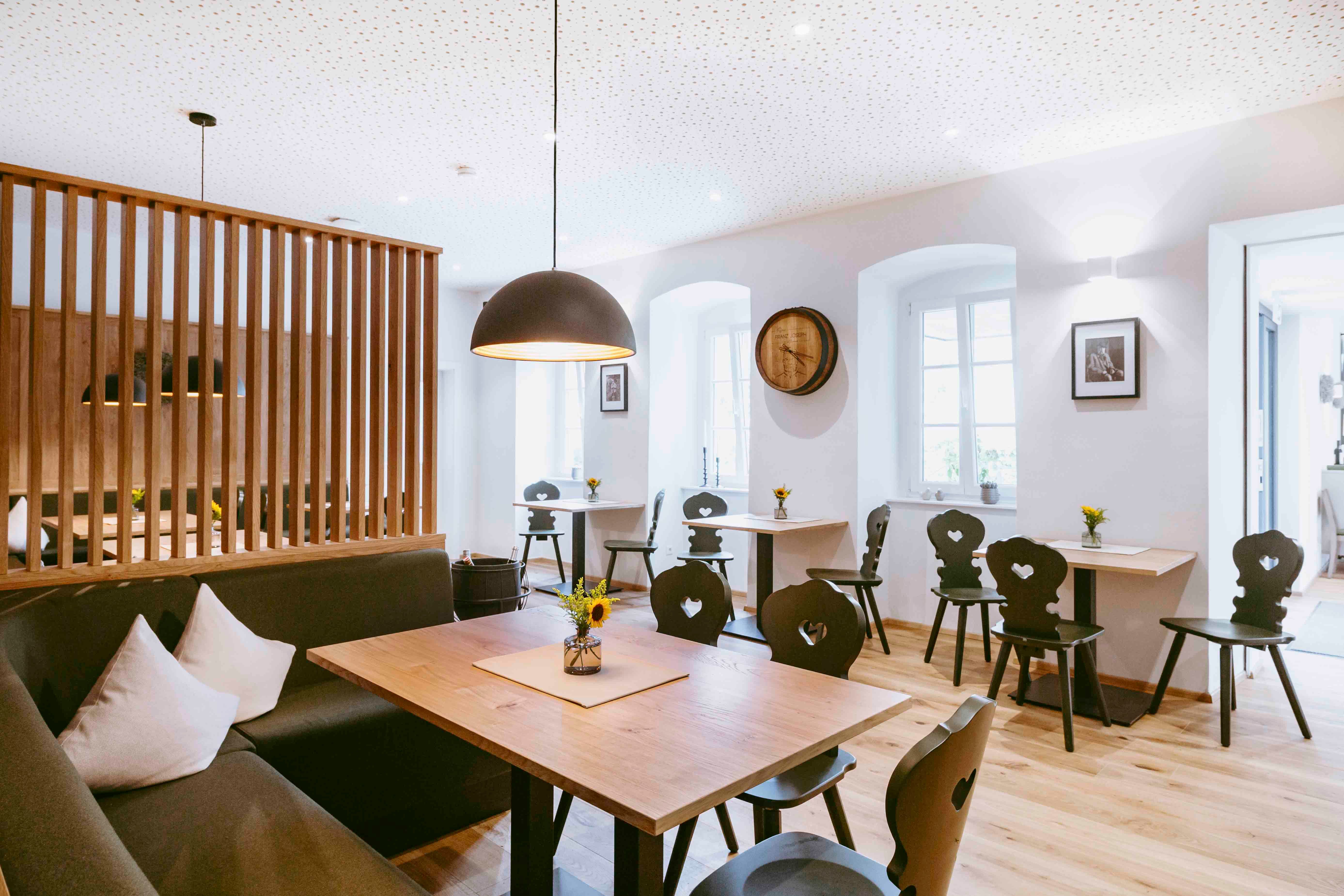 Modern szalon fabútorokkal és stílusos világítással.