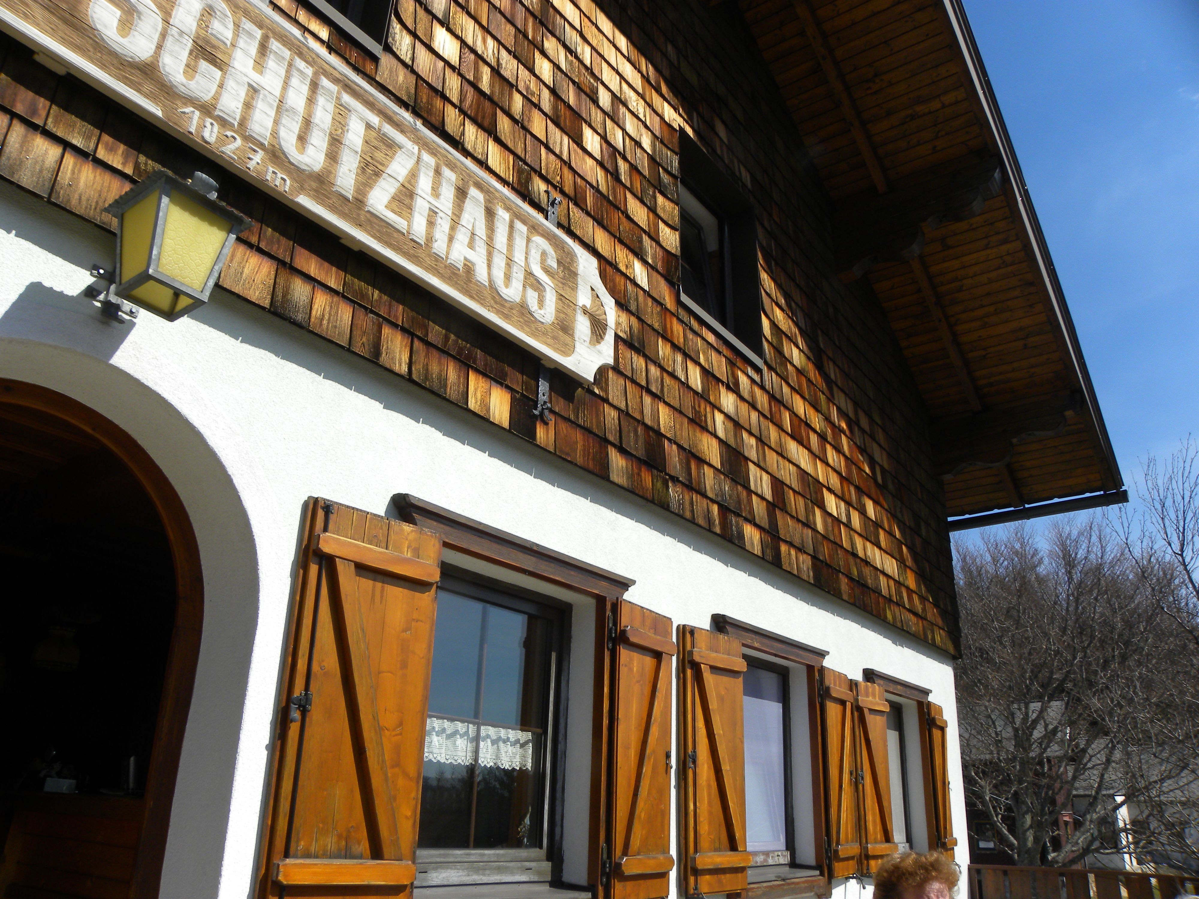 Turistaház külső nézet fa ablakokkal