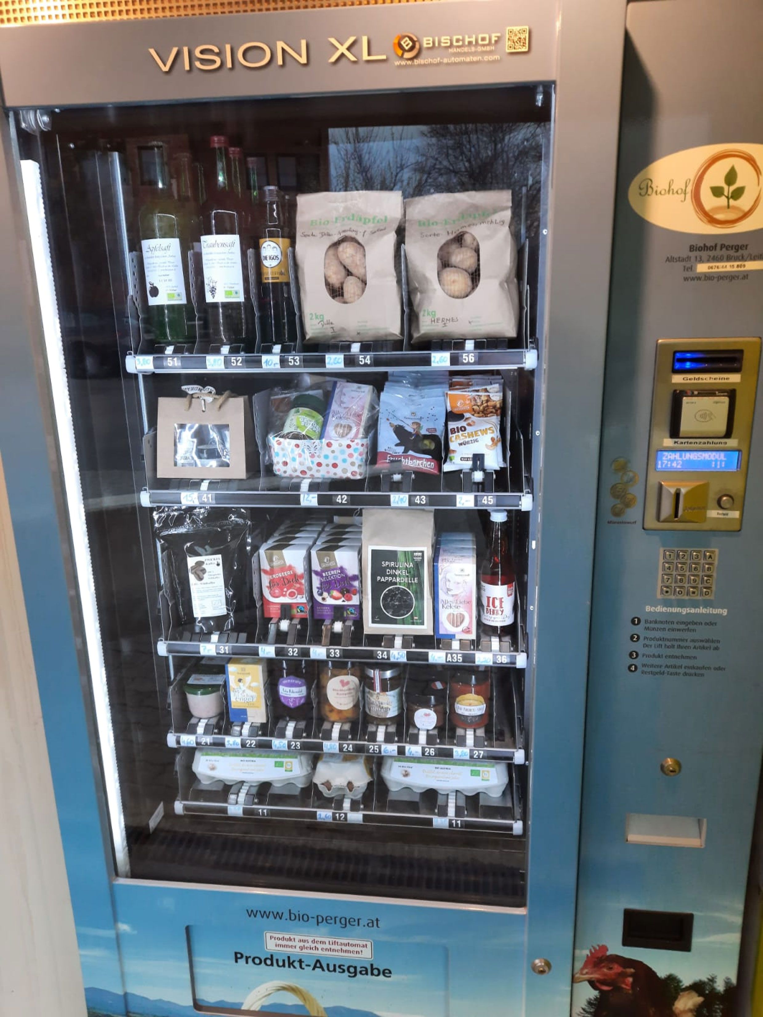 A Perger biogazdaságból származó biotermékeket, például tojást, burgonyát és italokat kínáló automata.