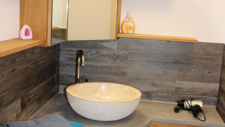 Tinyapartment - F&uuml;rdőszobai mosd&oacute;kagyl&oacute;, &copy; &copy; HomeW4, Sonja Wiesinger