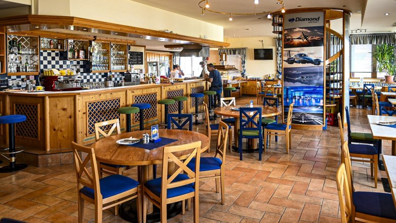 The restaurant from the inside, &copy; Diamond Aircraft