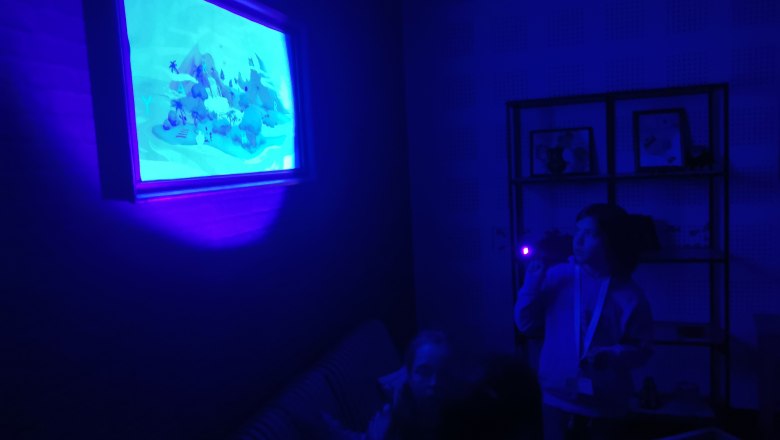 TDR-Escaperoom Tulln-black light, © Kinder sin din einem Raum mit Schwarzlicht und versuchen an die Lösung zu gelangen