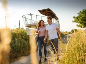 Egy p&aacute;r s&eacute;t&aacute;l a Wagramon egy kil&aacute;t&oacute; melletti &ouml;sv&eacute;nyen, magas f&uuml;vekkel k&ouml;r&uuml;lv&eacute;ve, tiszta &eacute;gbolt alatt.