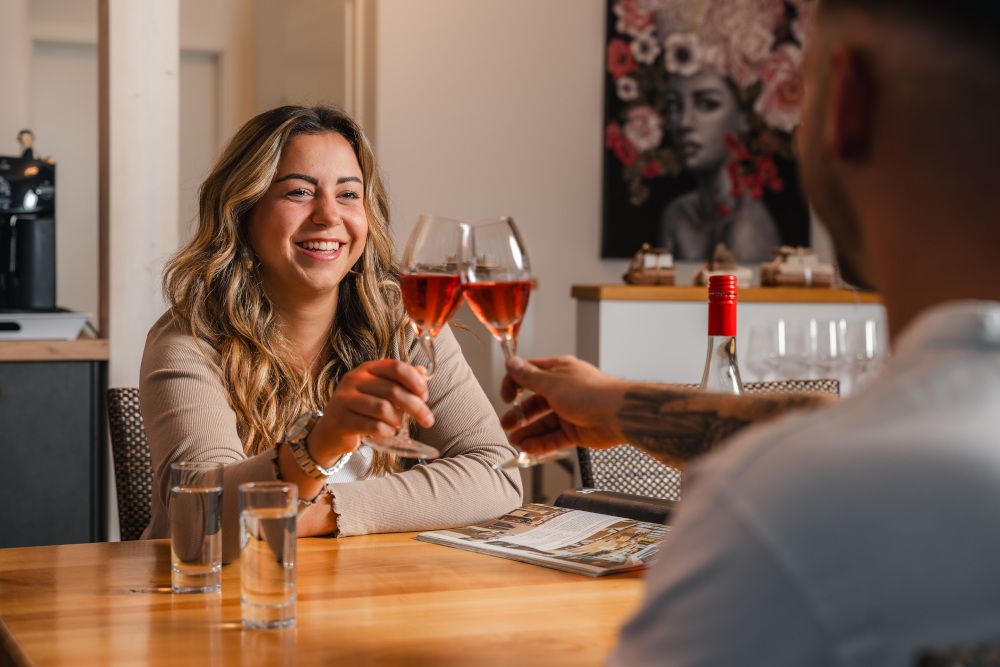 Egy pár koccint egymásra