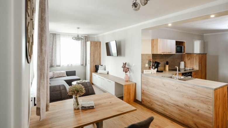 Grey Burgundy living room, © Michael Reidinger