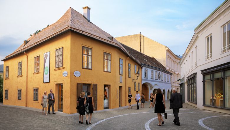 A badeni Beethoven-ház járókelőkkel az utcán.