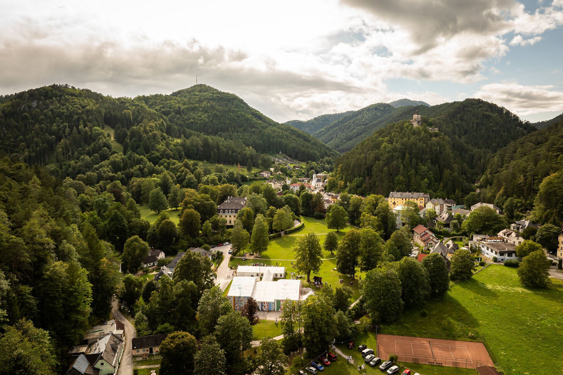 Luftaufnahme des Festspielzelt der Raimundspiele Gutenstein