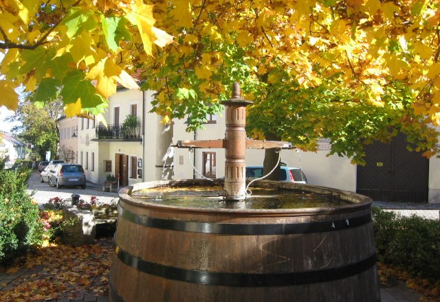 Pilgrims' fountain on the market square, &copy; Radinger Doris