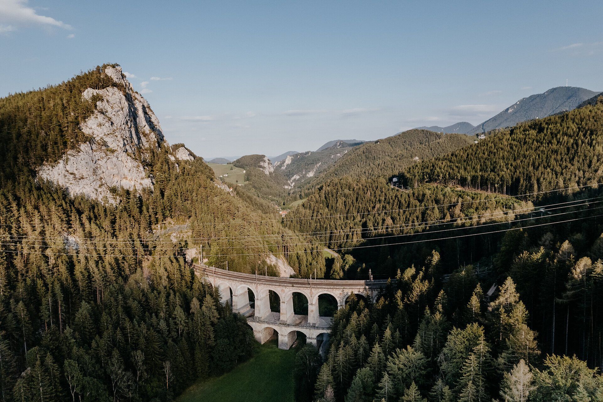 Egy Semmering-vasút-viadukt látképe
