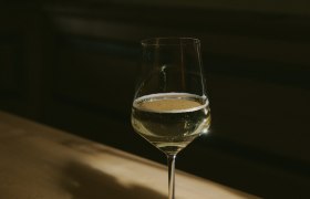 Wine glass, © Weinviertel Tourismus / Sophie Menegaldo
