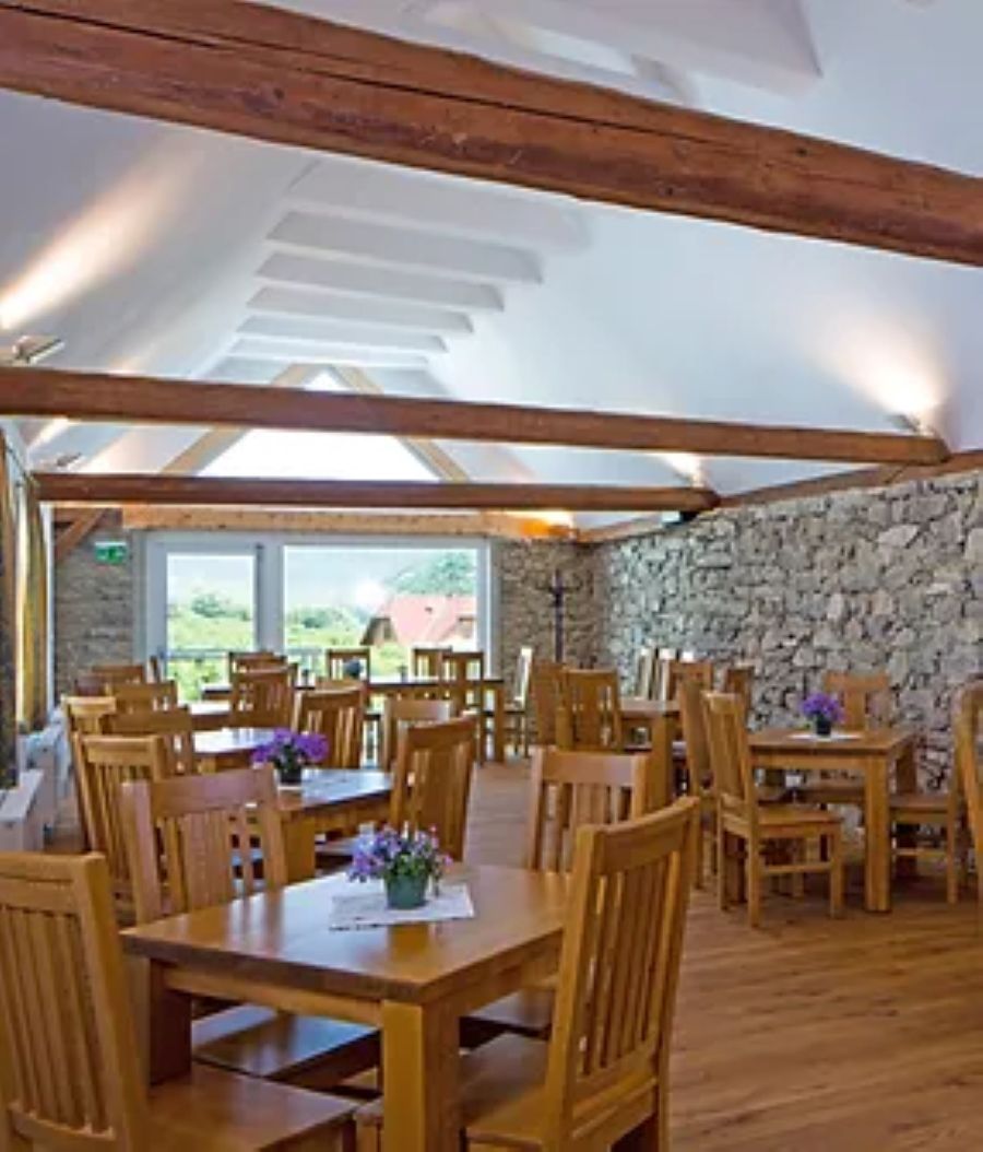 Étkező, fa asztalokkal és székekkel