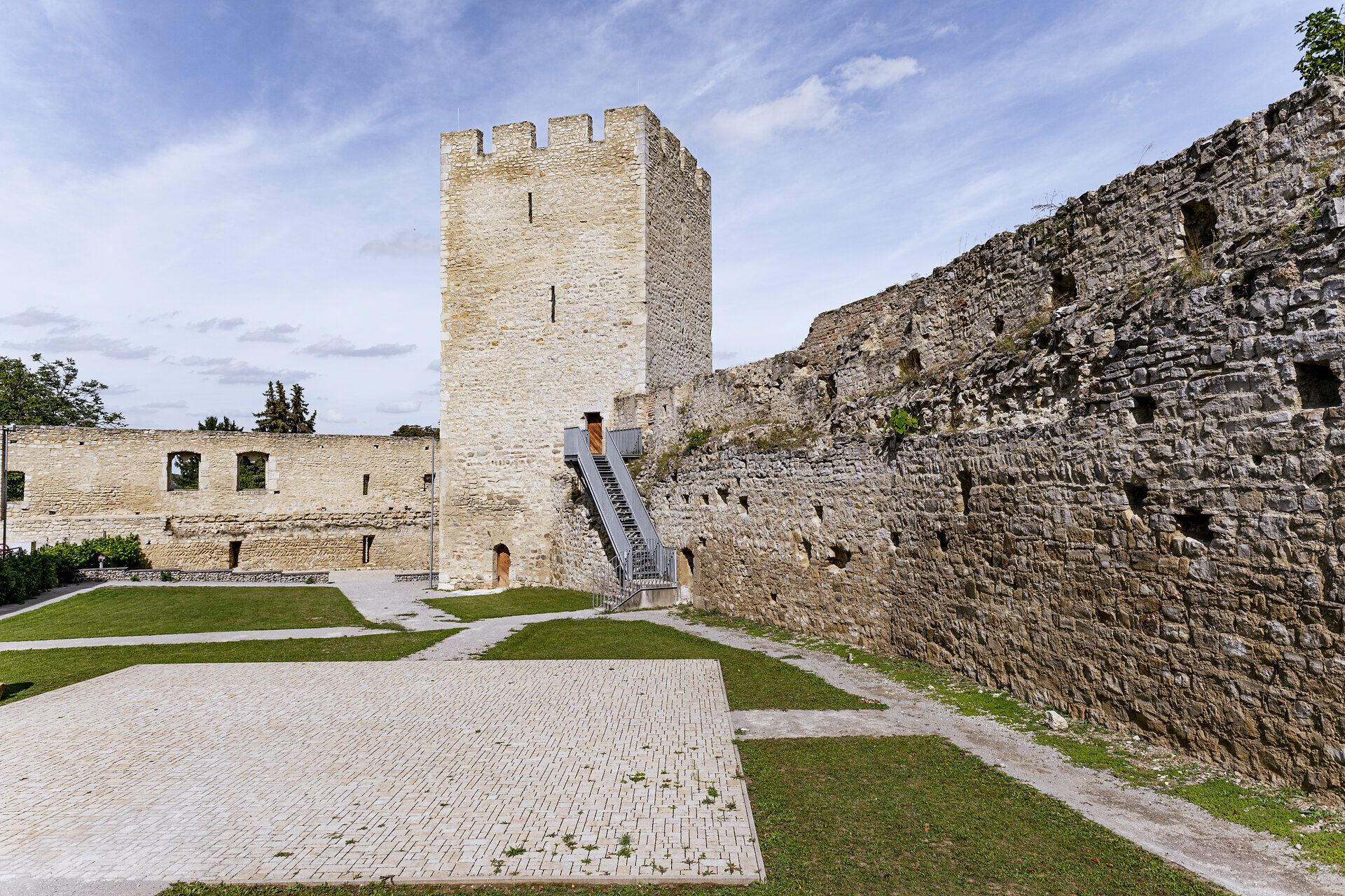Halterturm és városfal Hainburg an der Donau-ban.