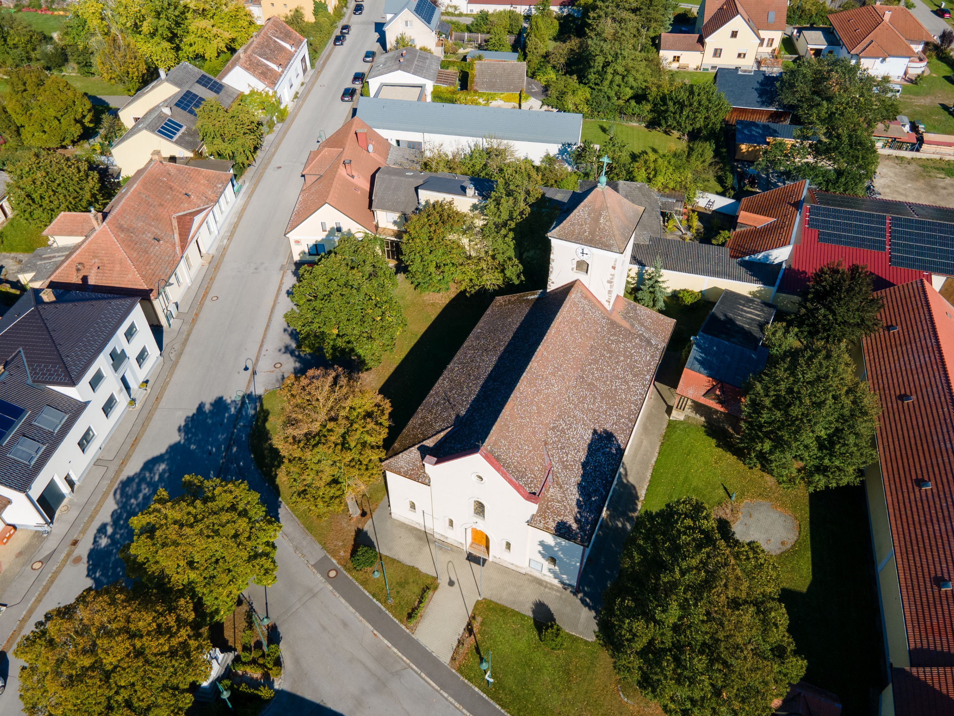 Weiden an der March település légi felvétele, amelyen látható a templom, a lakóházak, az utcák és a rengeteg zöldterület.