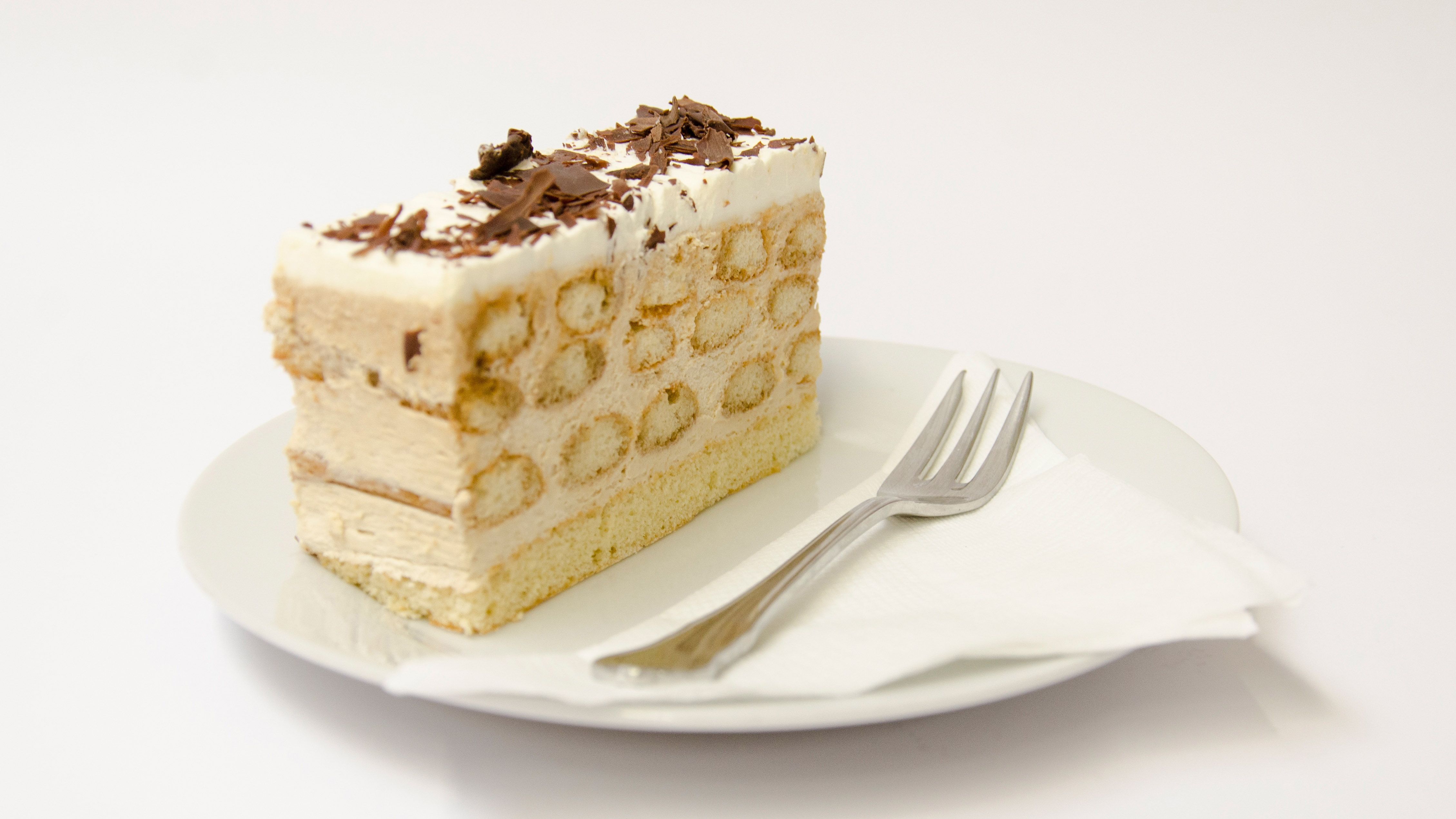 Egy szelet Malakoff-torta egy tányéron villával.