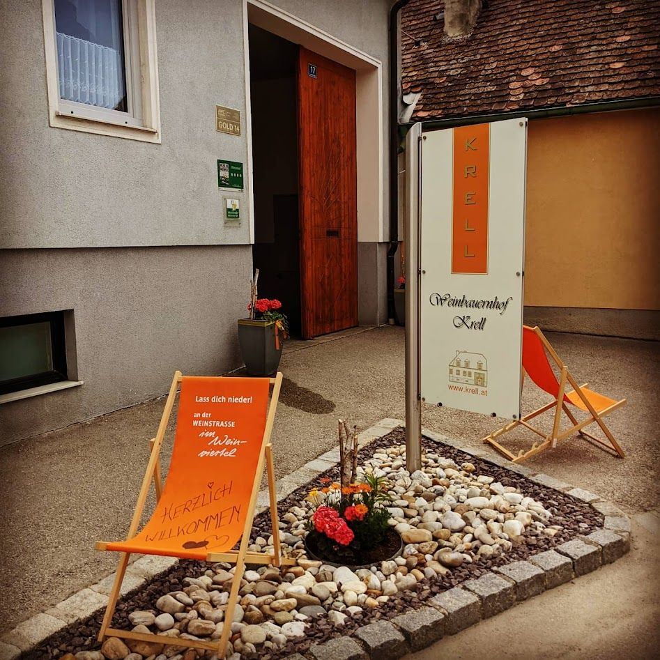 A Krell pincészet bejárata nyugágyakkal és virágokkal.