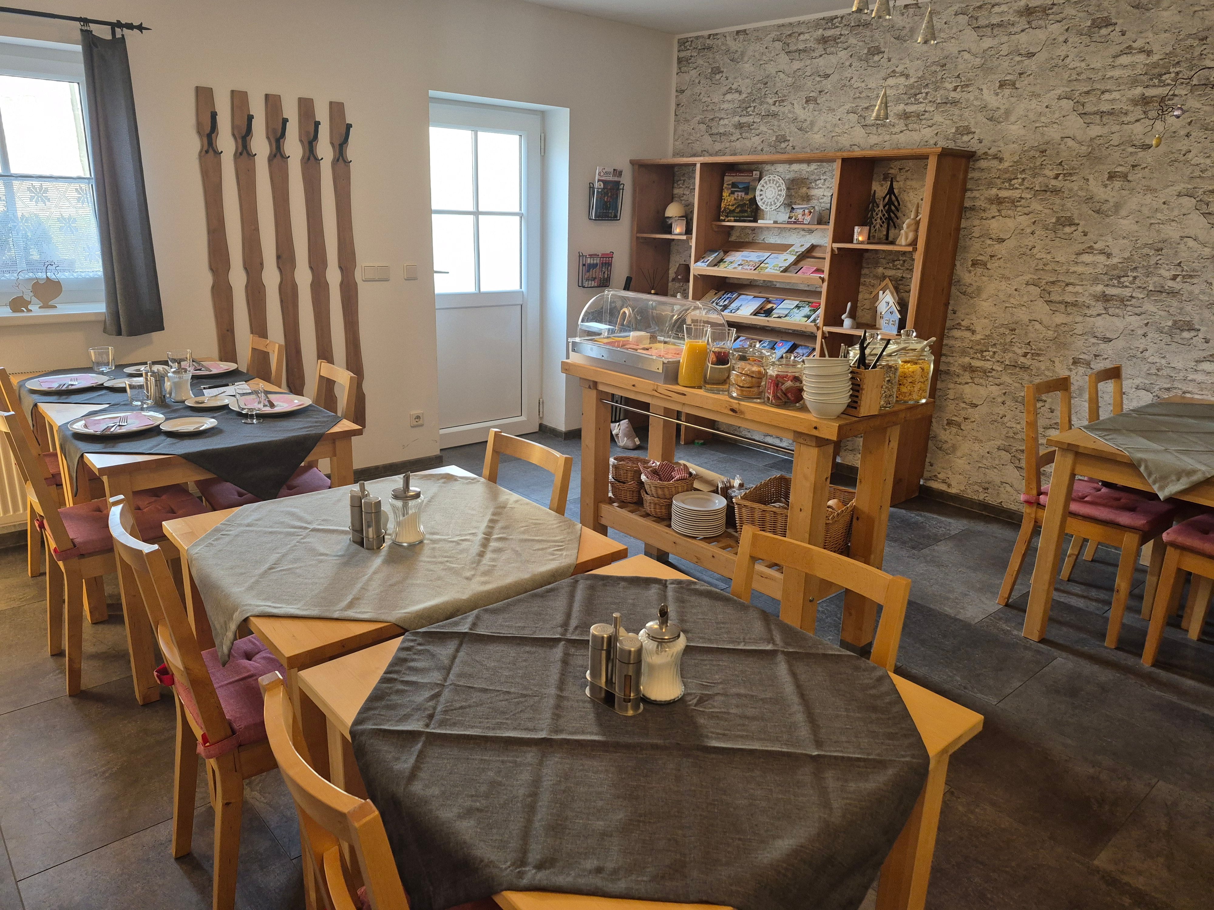 Asztalok a reggelizőszobában Gästezimmer Messermayer