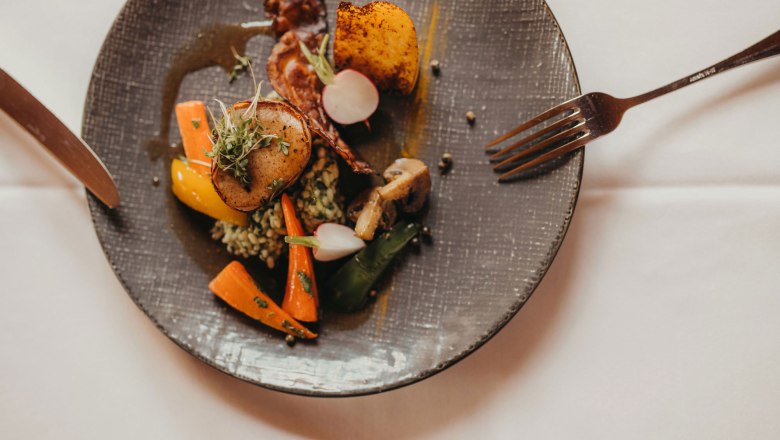 Pink pork fillet wrapped in pancetta with wild garlic risotto, © Niederösterreich Werbung/Daniela Führer