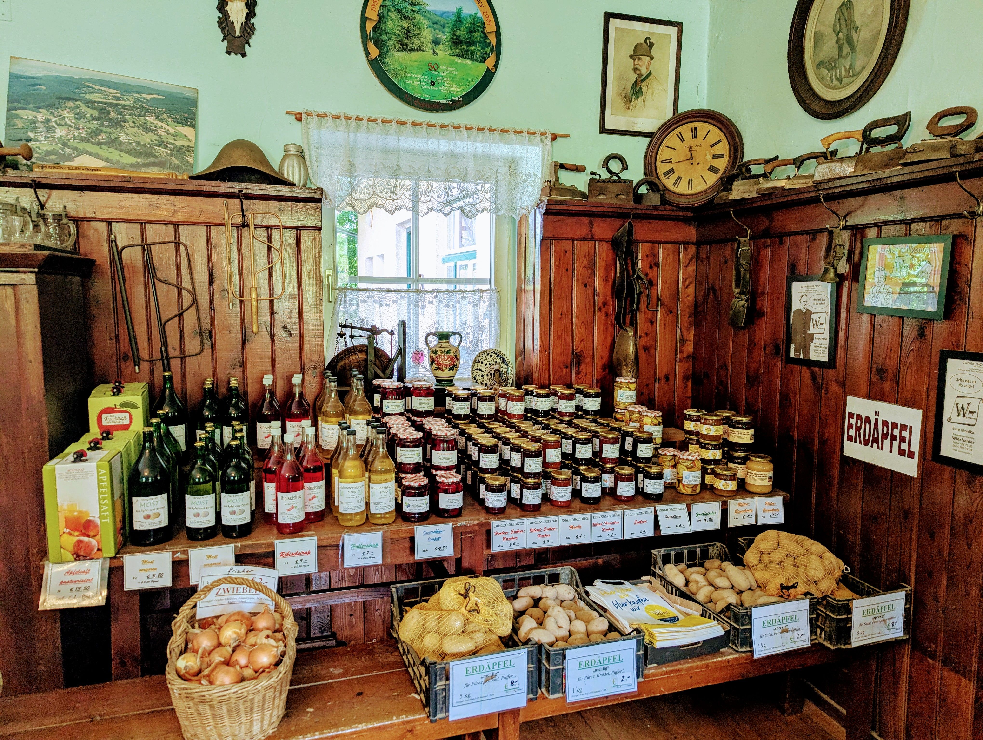 Eladóterem regionális termékekkel, például lekvárokkal, gyümölcslevekkel és burgonyával.