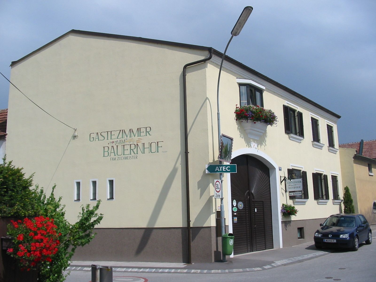 "Gästezimmer am Bauernhof Fam. Zöchmeister" feliratú vendégház.