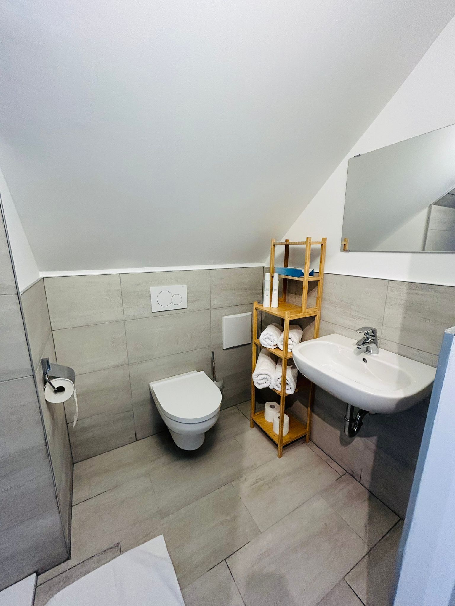 Fürdőszoba WC-vel, mosdóval és zuhanyzóval.