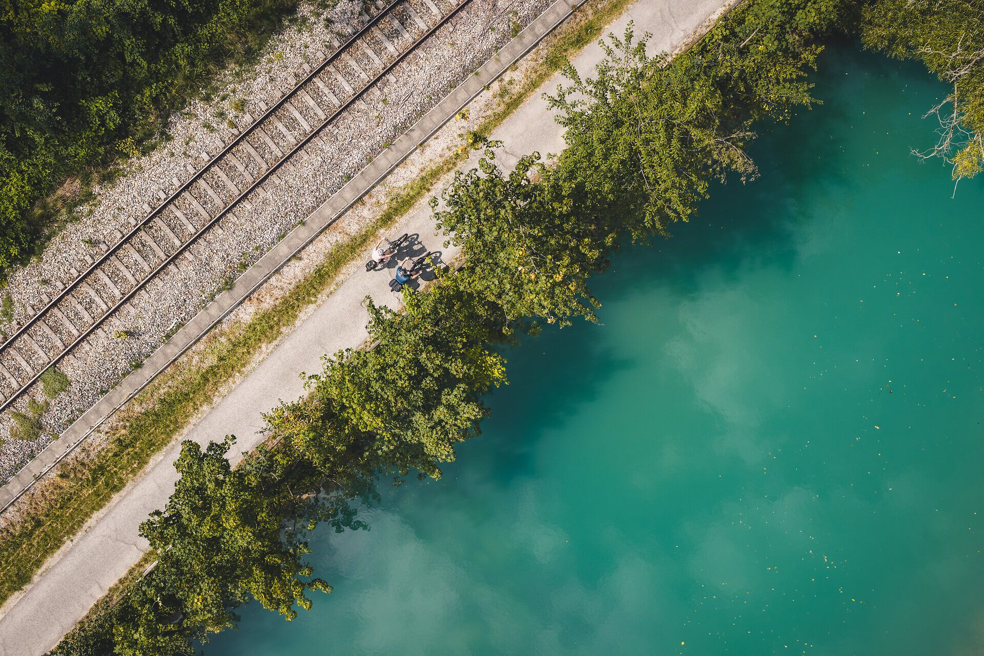 Két kerékpáros az Erlauftal kerékpárúton az Erlauf és a vasútvonal között