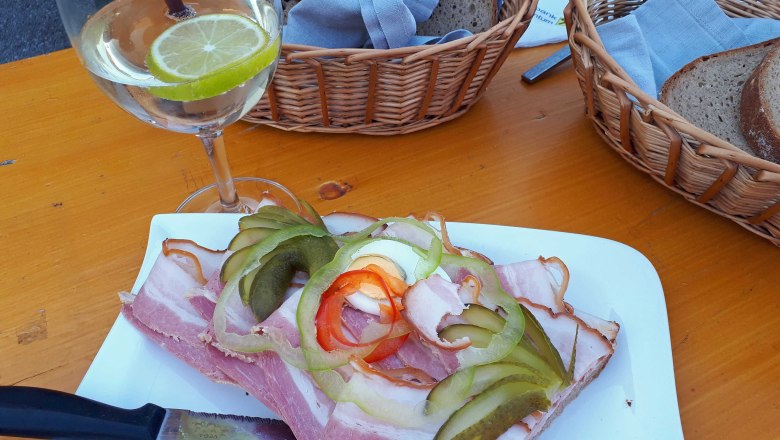 K&uuml;mmelbratenbrot, Hauer winery and Buschenschank (typical tavern), H&ouml;flein, &copy; Donau Nieder&ouml;sterreich