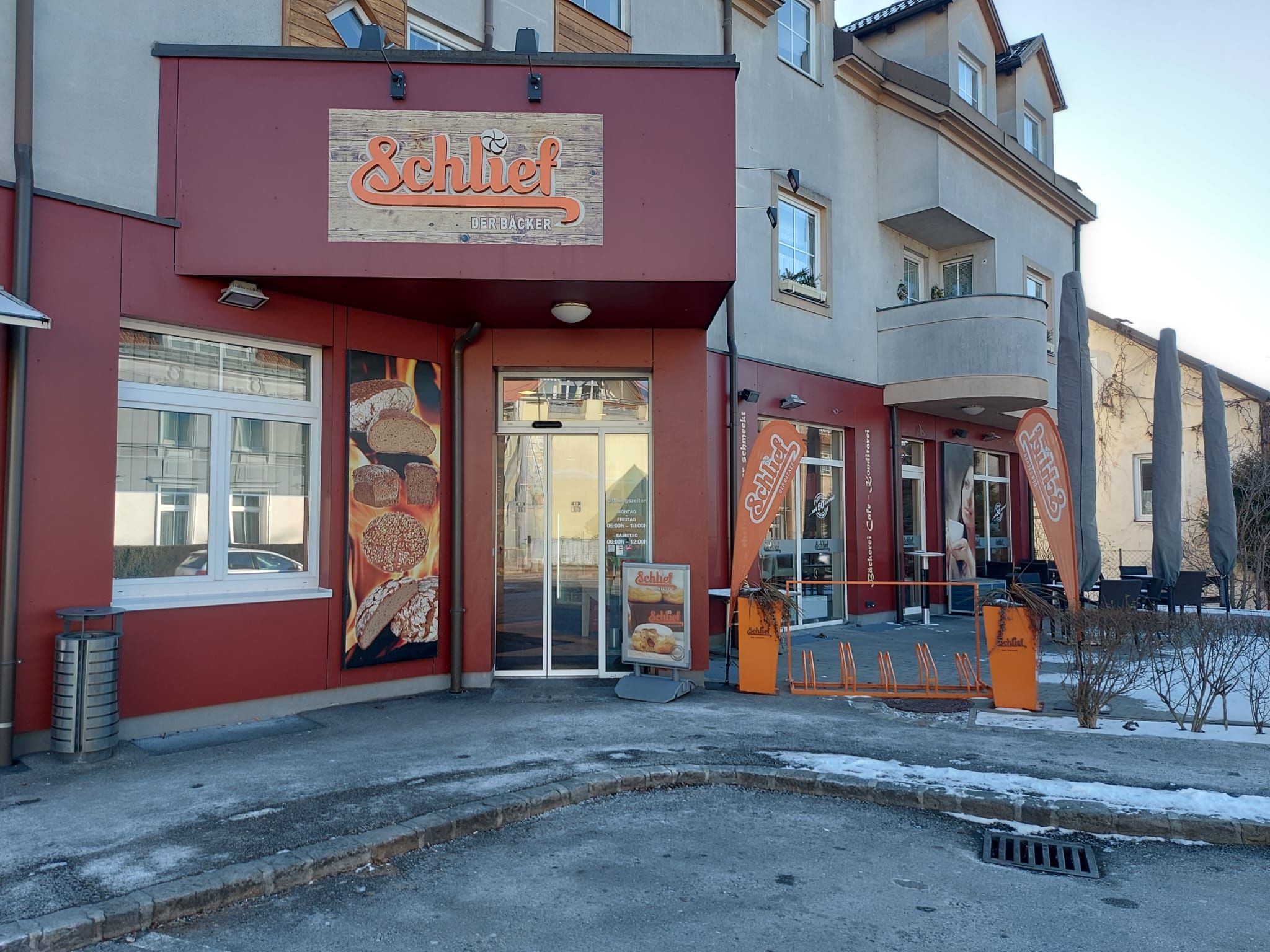 A Schlief pékség külső képe, logóval ellátott cégtáblával