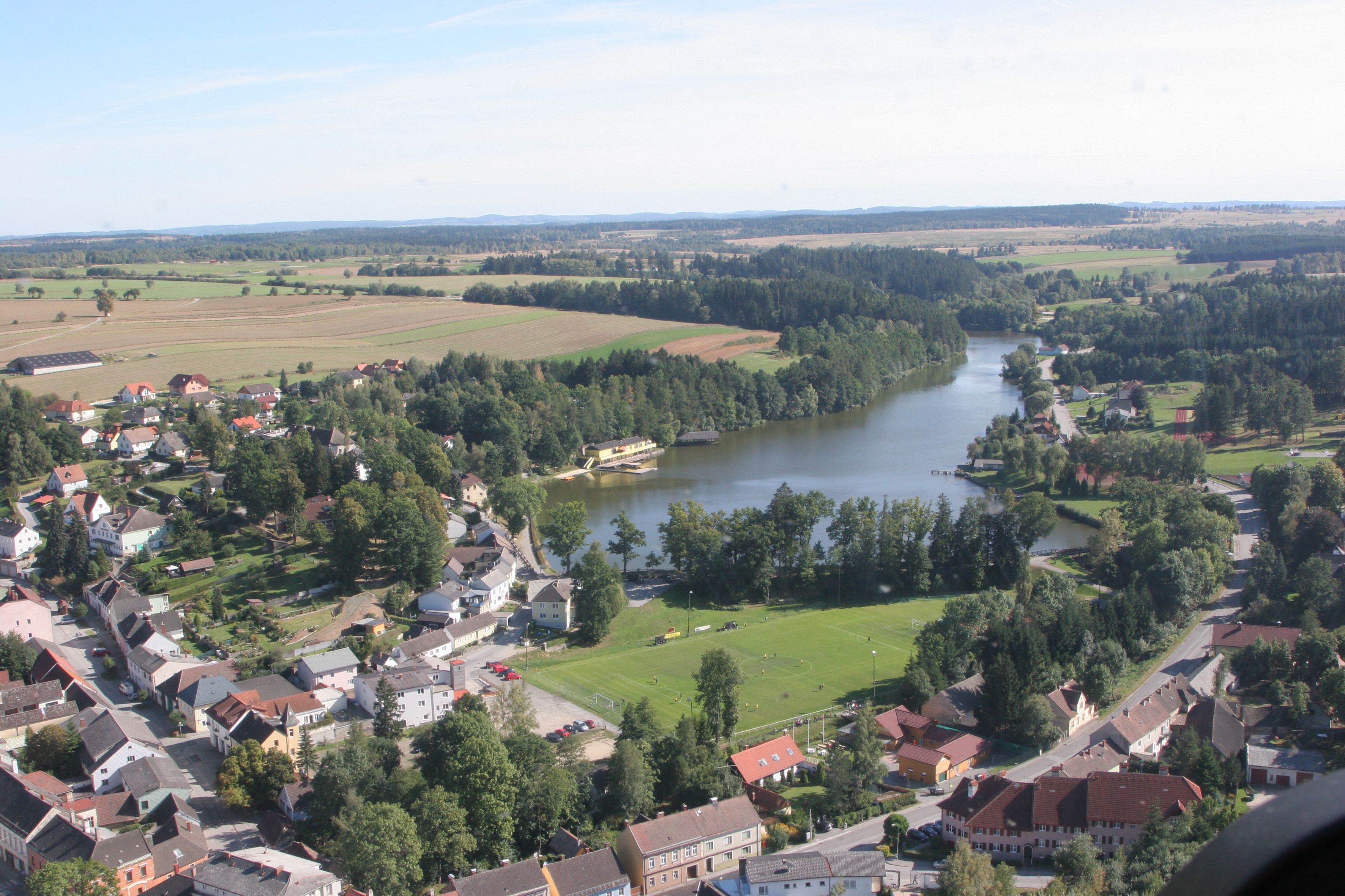 Allentsteig légifelvétele a tóval és a környező tájjal.