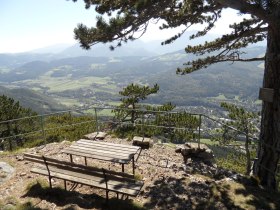 Die Jubil&auml;umsaussicht mit wundersch&ouml;nem Ausblick &uuml;ber das Schwarzatal, &copy; Wiener Alpen in Nieder&ouml;sterreich - Semmering Rax