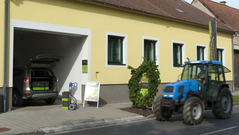 Wine delivery, &copy; Weingut Holzmann