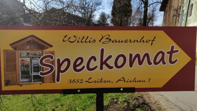 Signpost to the Speckomat at Willis Bauernhof, &copy; Familie Wilhelm