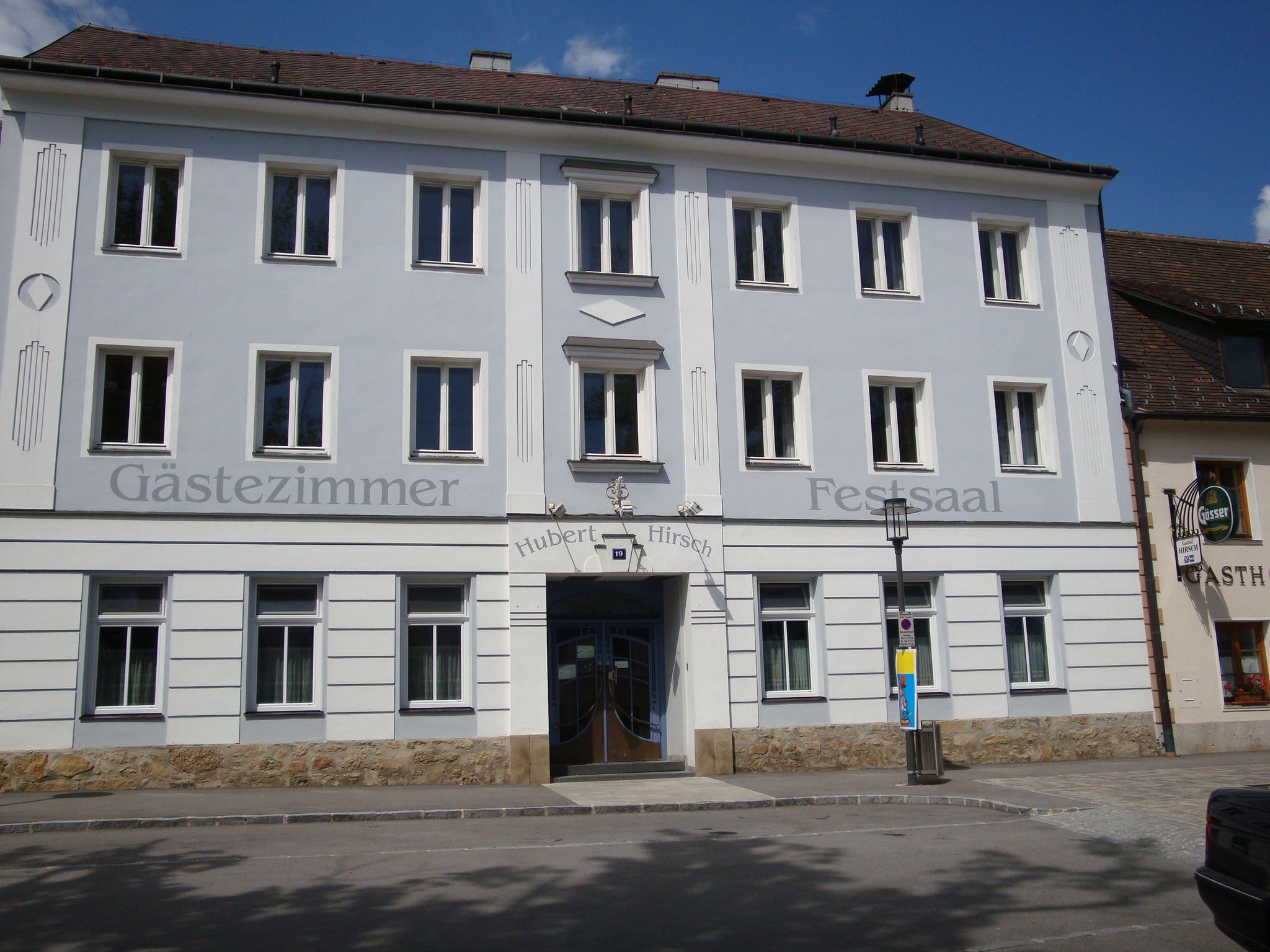 Egy vendéglő homlokzata a "Gästezimmer" és a "Festsaal" felirattal.