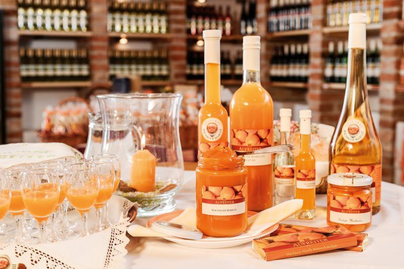 Különböző sárgabaracktermékek a mezőgazdasági boltban lévő asztalon