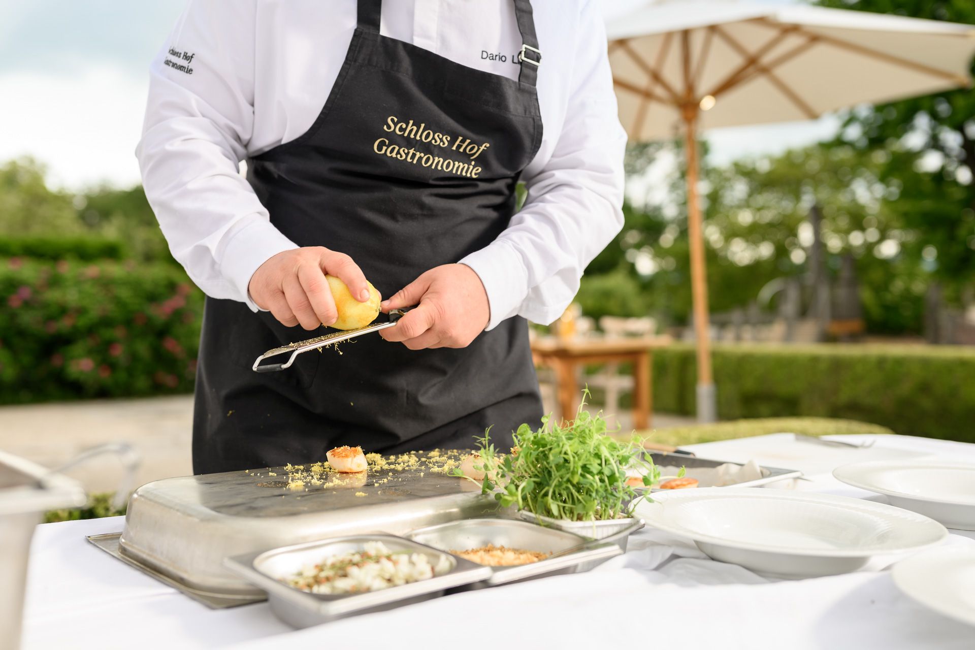 A séf friss citrommal dörzsöl egy garnélarákot...