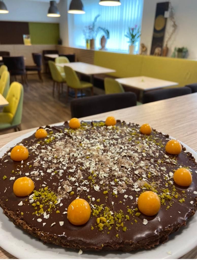 Csokoládétorta physalisszal egy kávézóban.