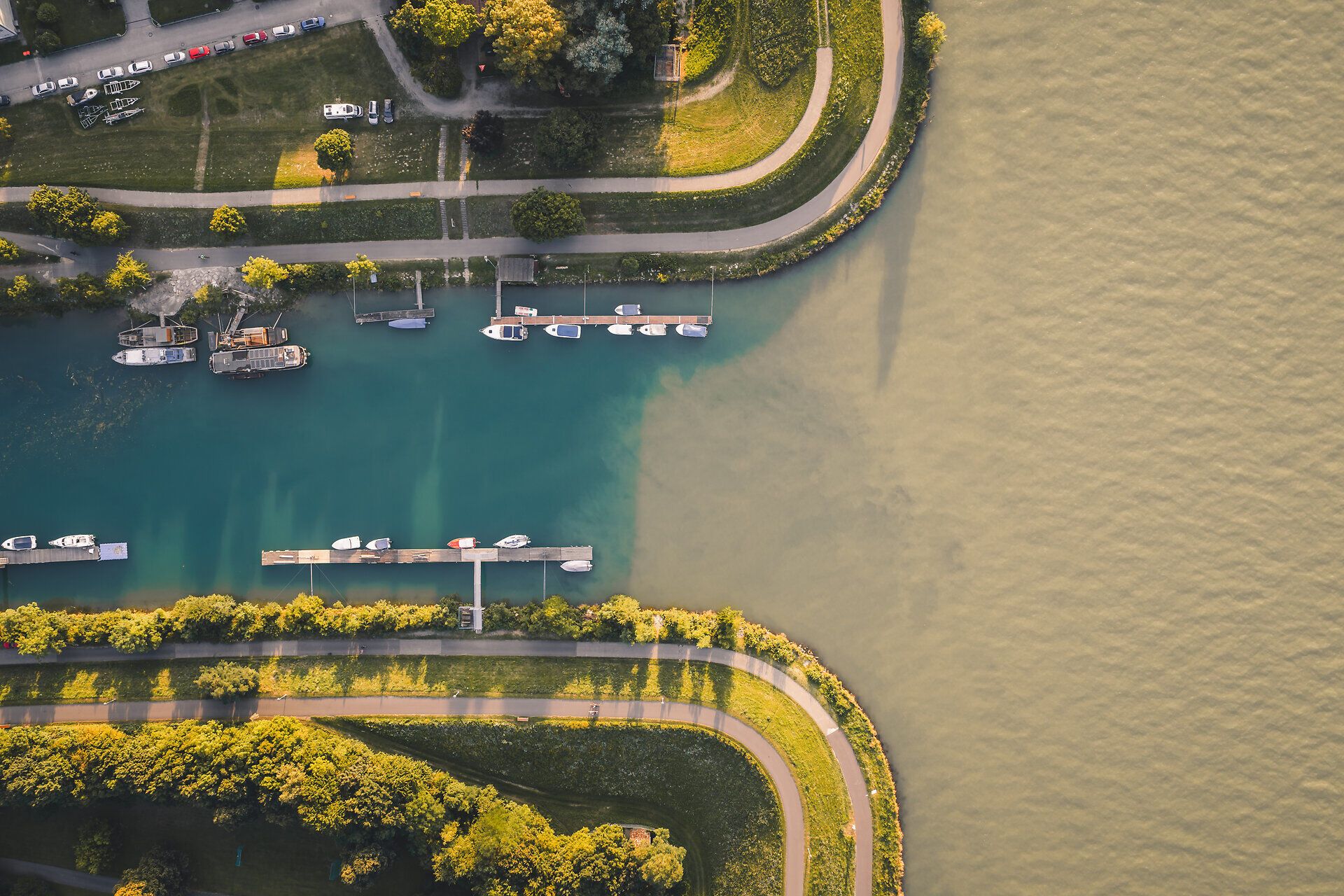 Luftaufnahme der Mündung der Erlauf in die Donau, daneben der Erlauftalradweg umsäumt von Grünflächen