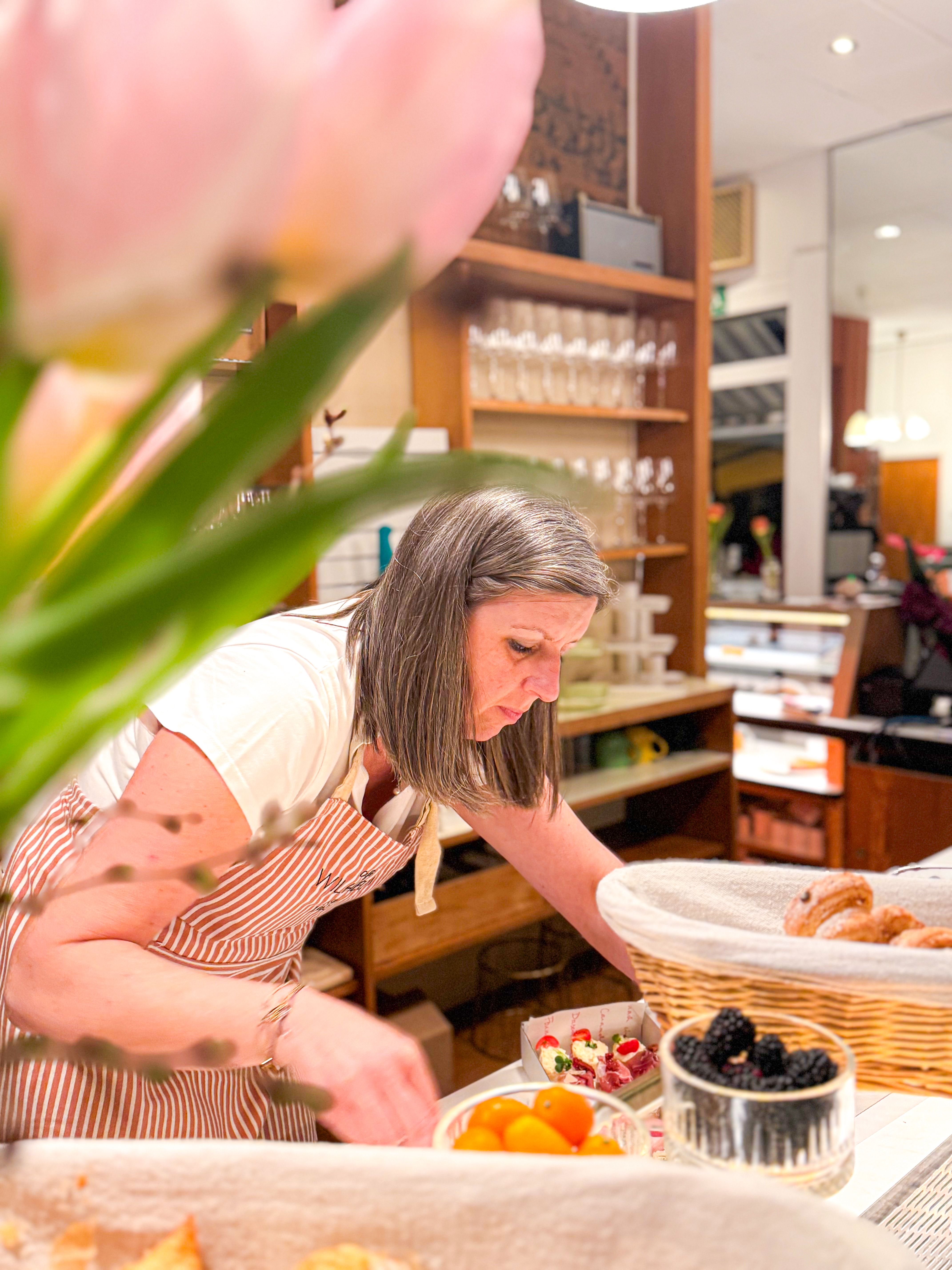 A nő szendvicseket készít