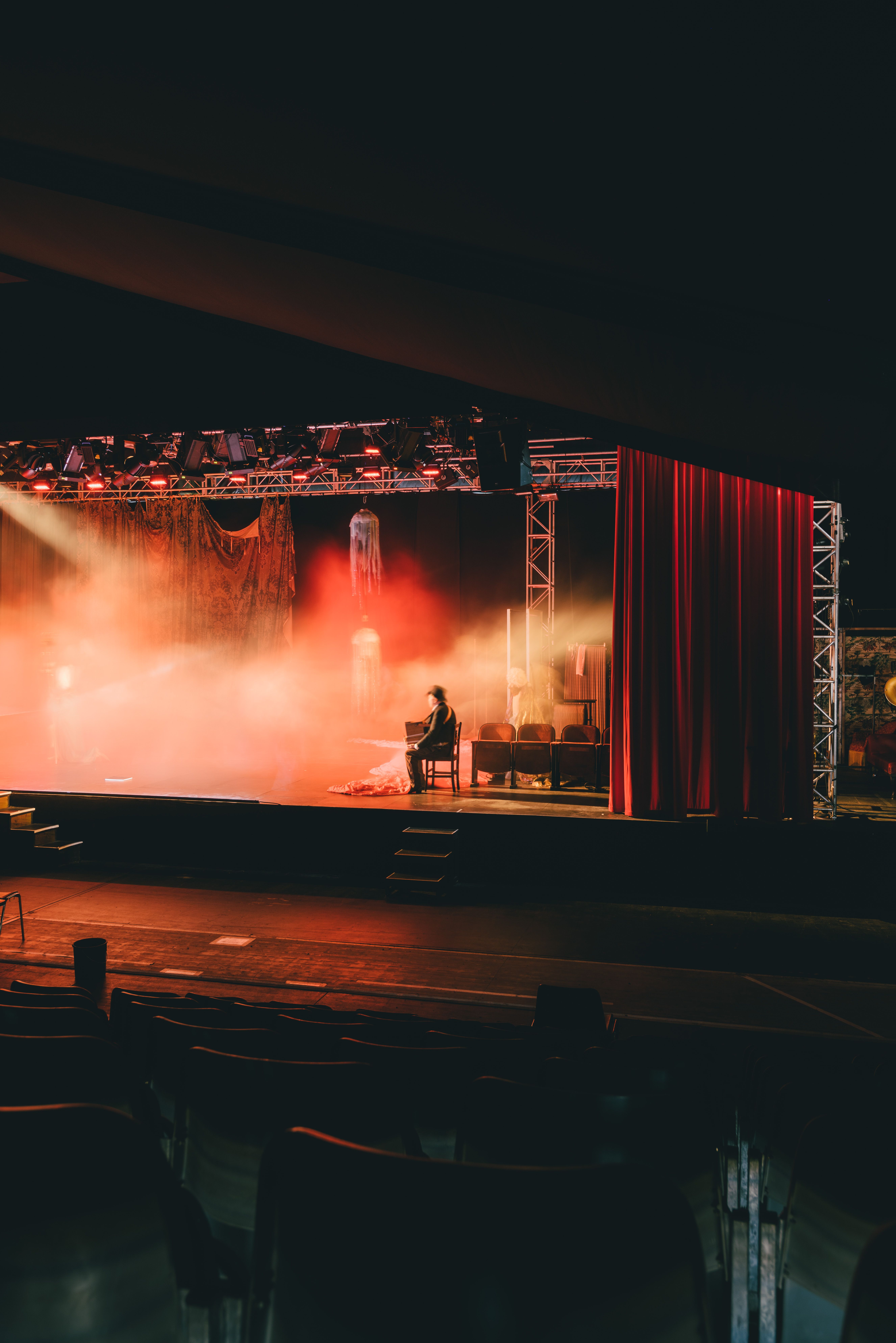 Ein faszinierendes Theaterfest entfaltet sich auf der Bühne, während die Lichter in bunten Farben strahlen und die Zuschauer in ihren Bann ziehen. Die Atmosphäre ist erfüllt von Begeisterung und Vorfreude, während Künstler ihre Talente präsentieren und die Menge mitreißen.