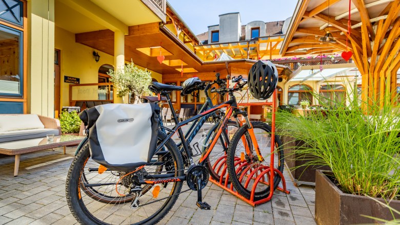 Bicycle parking lot at the Hotel Post-H&ouml;nigwirt, &copy; Wiener Alpen/Martin F&uuml;l&ouml;p