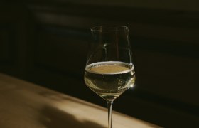 Weinglas (c) Weinviertel Tourismus _ Sophie Menegaldo, &copy; Weinviertel Tourismus / Sophie Menegaldo