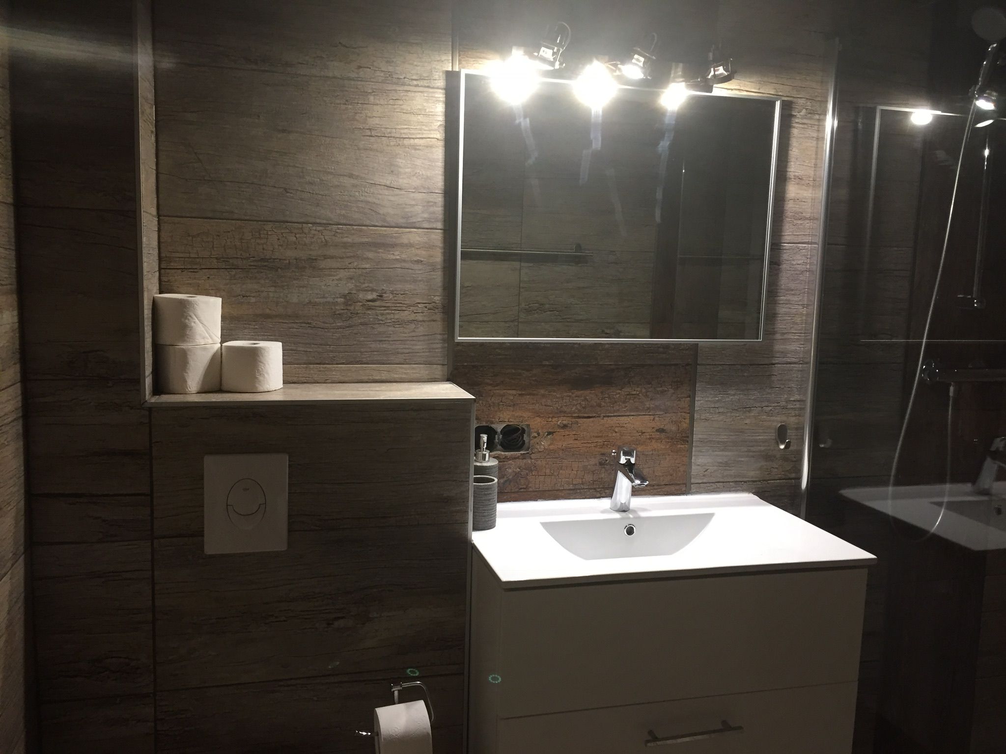 Hippo Campus, fürdőszoba