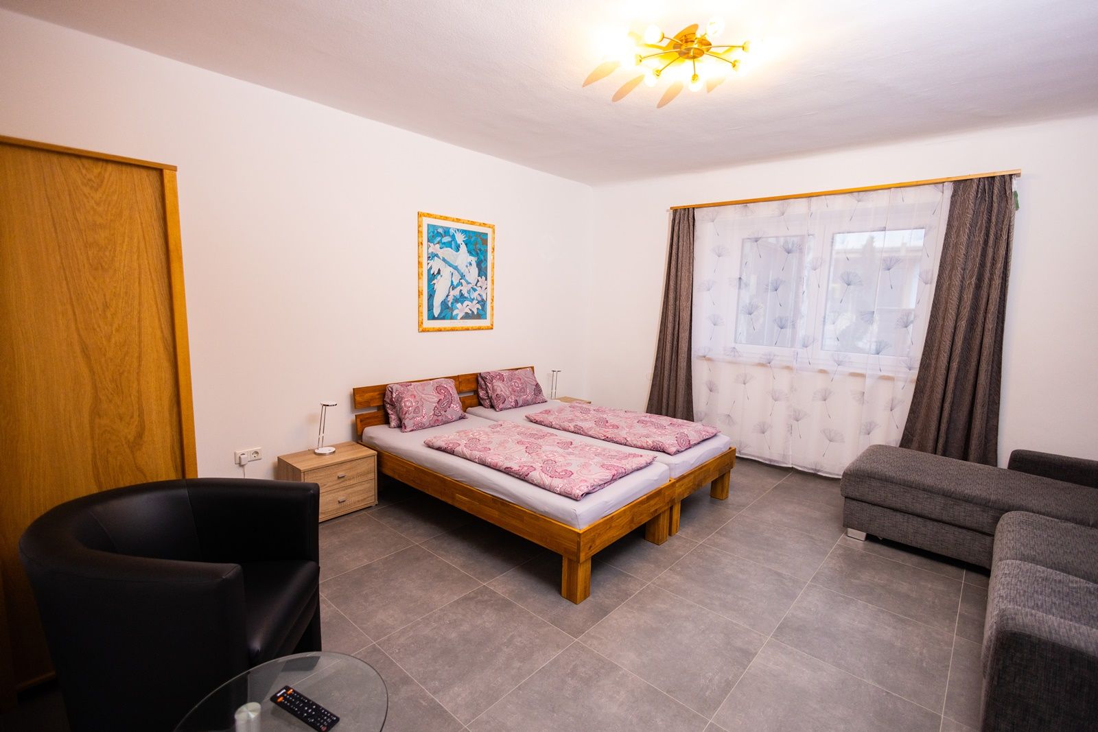 Hálószoba franciaággyal, kanapéval és karosszékkel.