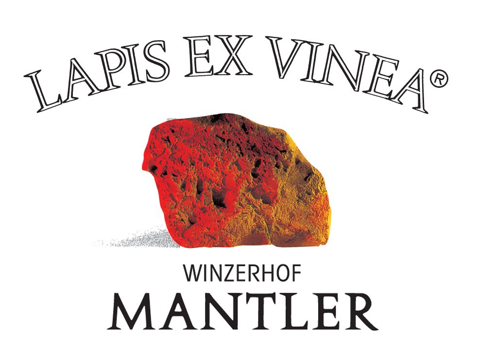 A Winzerhof Mantler logója egy vörös kővel és a "Lapis Ex Vinea" felirattal.