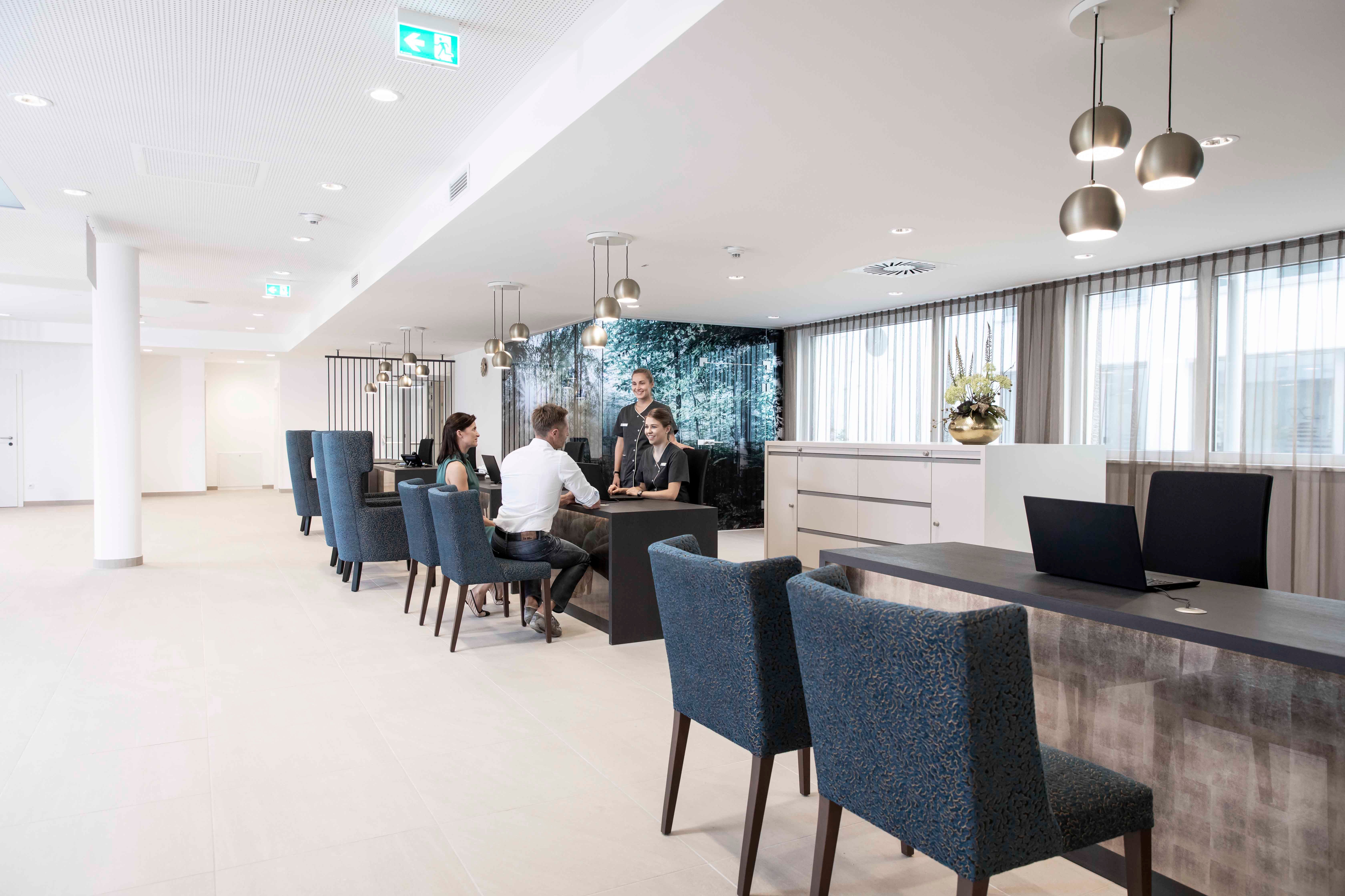 Modern fogadás, ahol az emberek egy asztalnál ülnek és beszélgetnek.