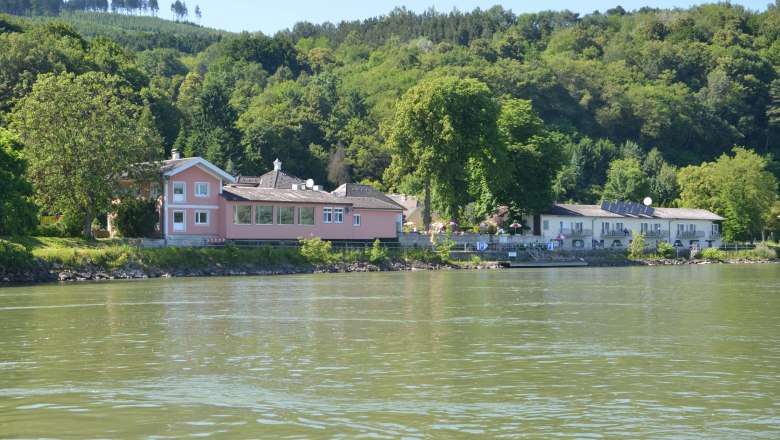 Guest jetty "Die Donaurast" seen from the Danube, &copy; Fischwirtshaus Landmotel "Die Donaurast"