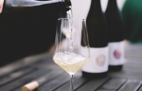 Pouring wine, &copy; Nieder&ouml;sterreich Werbung / Mara Hohla