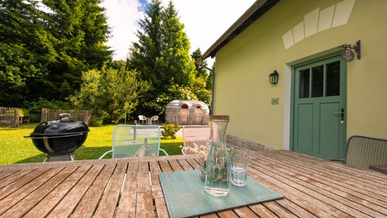 A kertben faasztal, sz&eacute;kek, grillező &eacute;s egy hord&oacute; alak&uacute; szauna tal&aacute;lhat&oacute;.