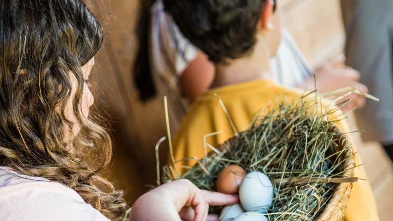 pension-kobichl_children-with-eggs-in-the-basket_1, &copy; Fred Lindmoser