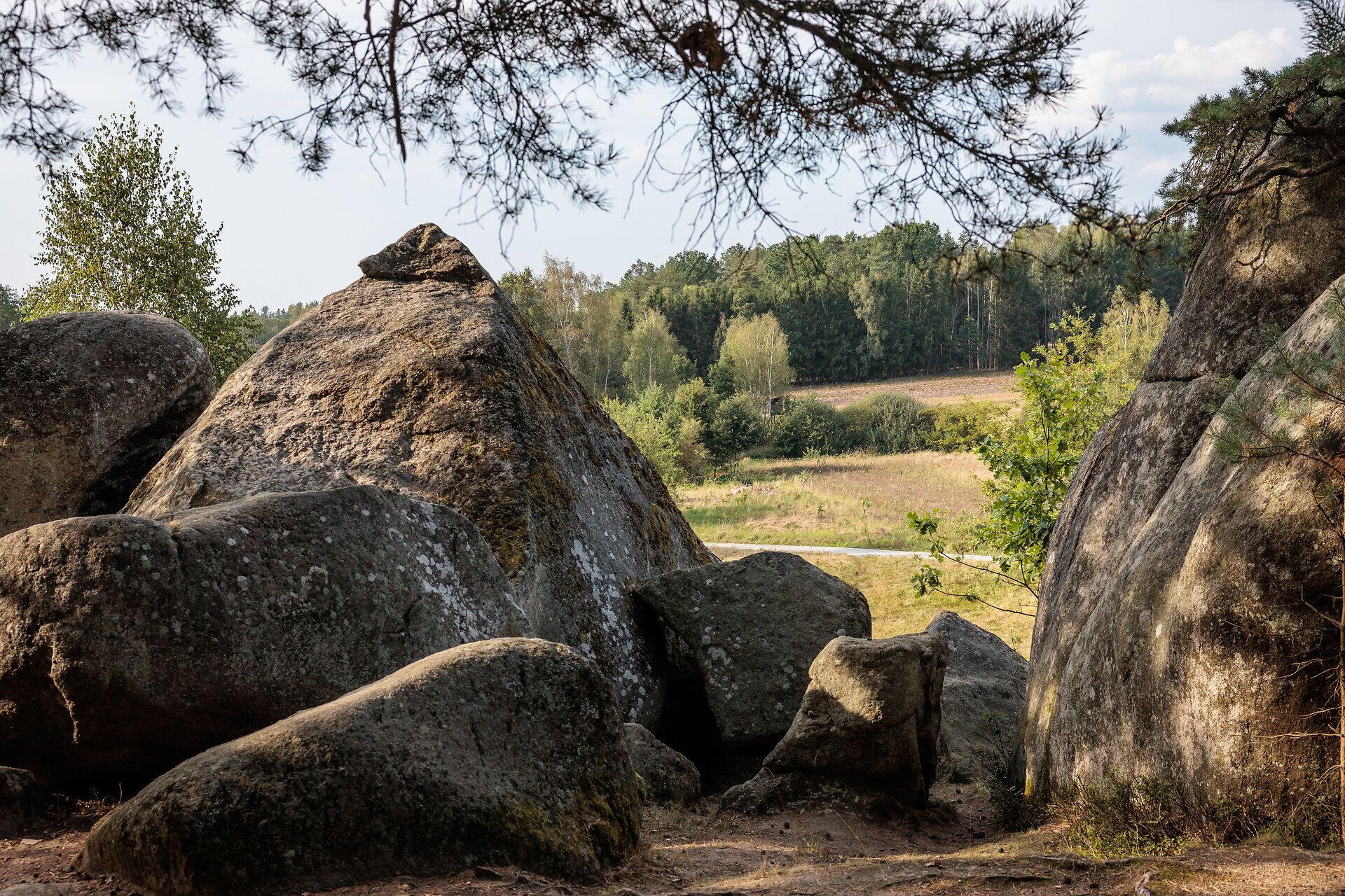 A Blockheide natúrparkban méltóságteljes sziklák és dombok lenyűgöző tájképét tárja elénk a buja növényzet. A nyugodt légkör arra hívja Önt, hogy lazítson és teljes mértékben élvezze a természet szépségét.